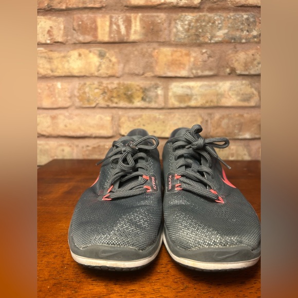 Nike Gray and Pink Athletic Shoes GUC 7 - Picture 3 of 8